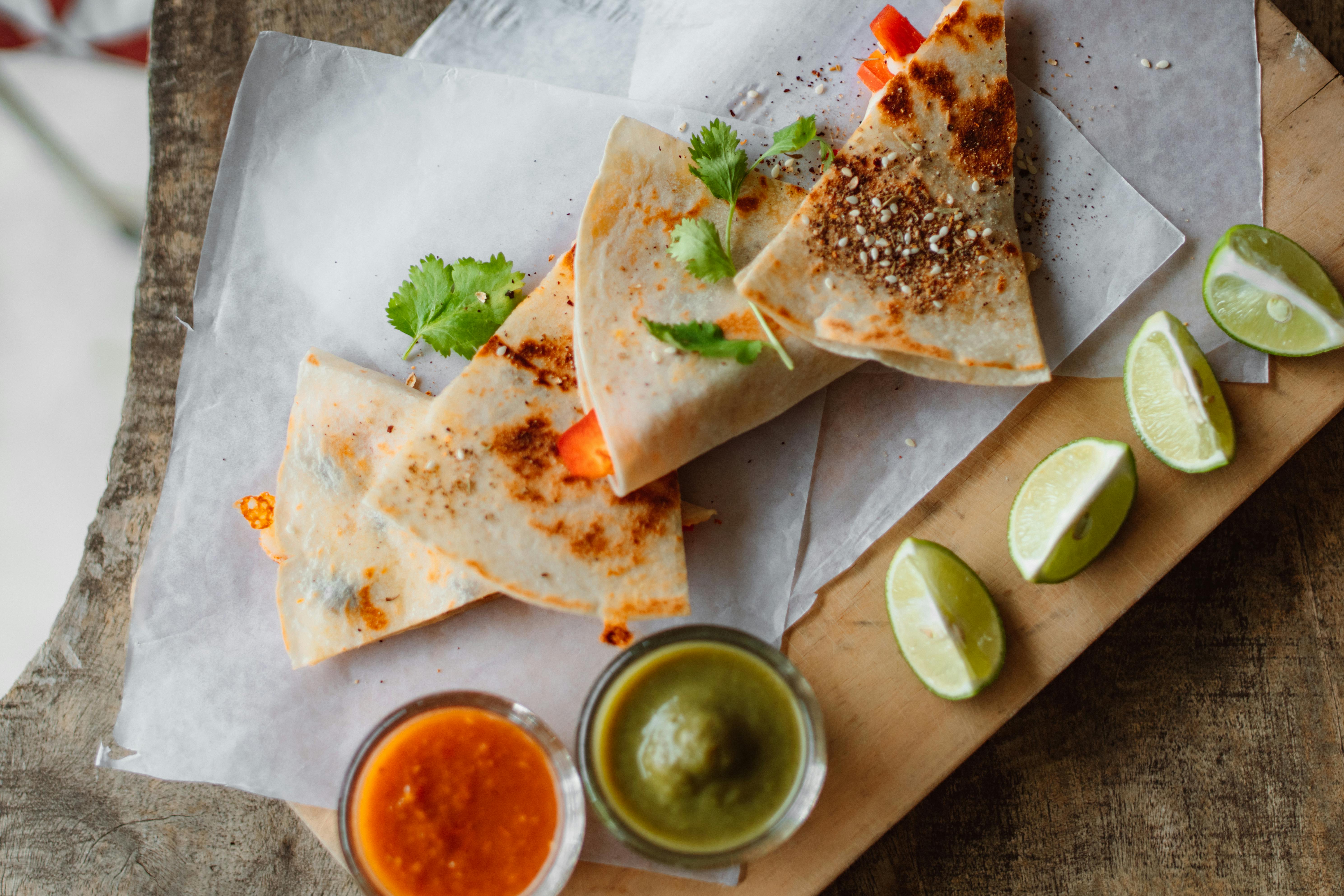 Gezonde quesadilla met avocado en tomatendip
